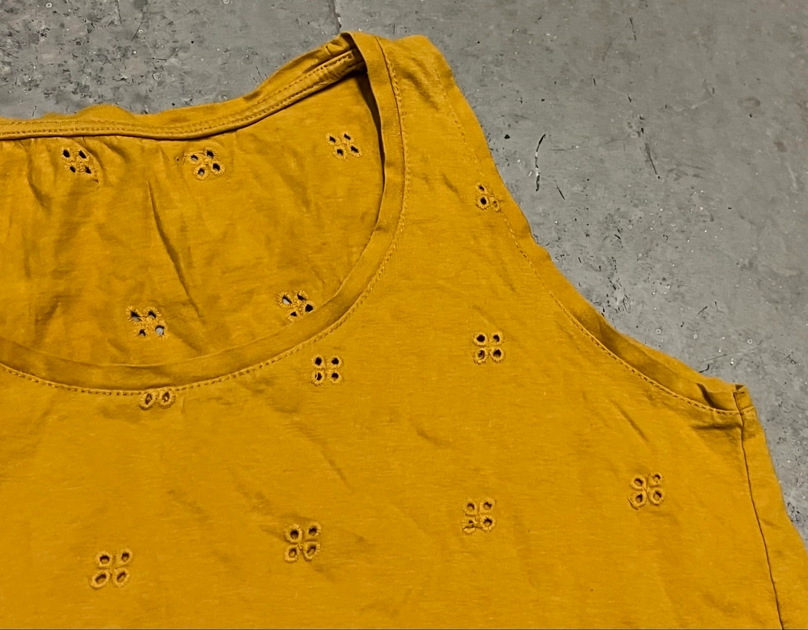 Camiseta naranja con calados  – photo 7